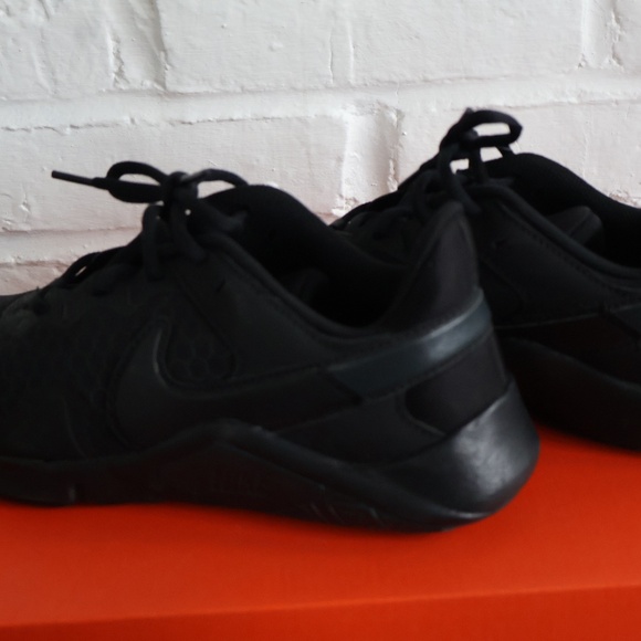 BLACK NIKE TENNIS SHOES - Picture 5 of 7